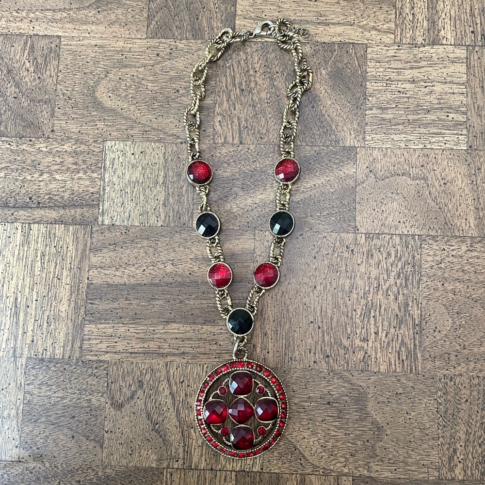 Elegant Vintage Red and Gold Pendant Necklace